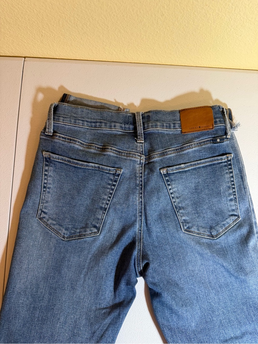 Lucky Brand Skinny Jeans Women’s Size 4/27 Medium Wash Distressed Raw Hem EUC - Picture 11 of 13